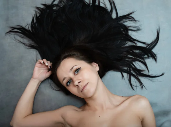 Красивые Черные Волосы Вид Сверху Женщин Красивыми Волосами Темном Фоне — стоковое фото