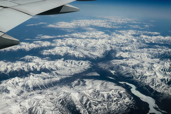 Вид Самолета Поверхность Земли Заснеженные Горы — стоковое фото