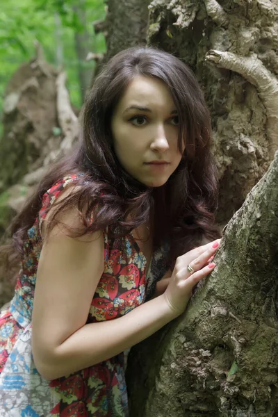 Rädd Ung Kvinna Skog Natten — Stockfoto