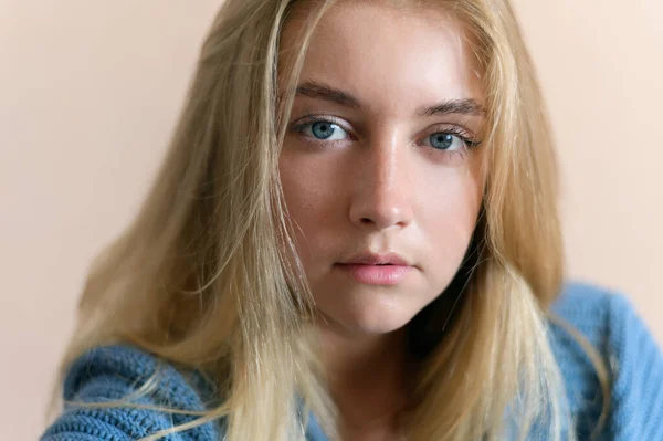 Retrato Una Hermosa Mujer Sensual Con Ojos Azules Captura Estudio —  Fotos de Stock