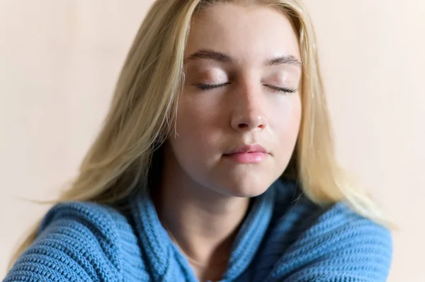 Retrato Una Hermosa Mujer Sensual Con Ojos Azules Captura Estudio —  Fotos de Stock