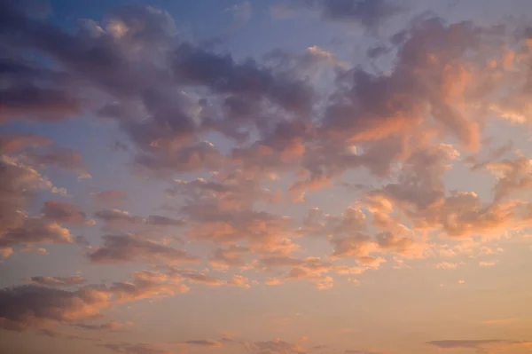 Dramatisk Solnedgång Himmel Med Färgade Moln Tonad Bild — Stockfoto