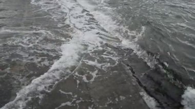 Deniz kıyısında ya da iskelede yavaş çekimde dalgalar.