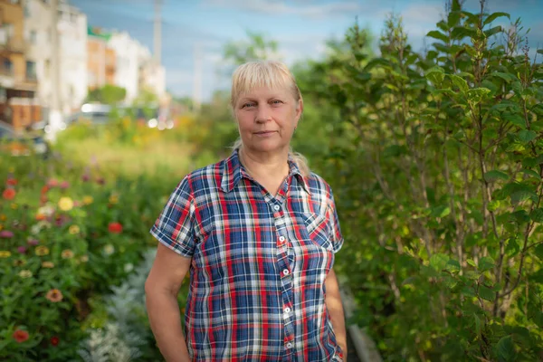 Porträt Einer Schönen Frau Mittleren Alters Freien Selektiver Fokus — Stockfoto