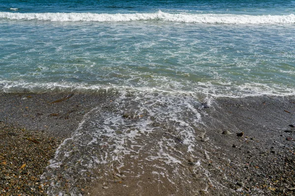 Deniz Kıyısında Dalgalar Sığ Alan Derinliğine Sahip Seçici Odak — Stok fotoğraf