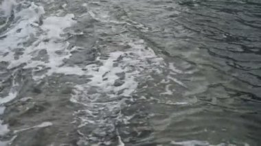 Deniz kıyısında ya da rıhtımda dalgalar. 