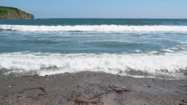 Güneşli bir günde deniz kıyısında dalgalar.