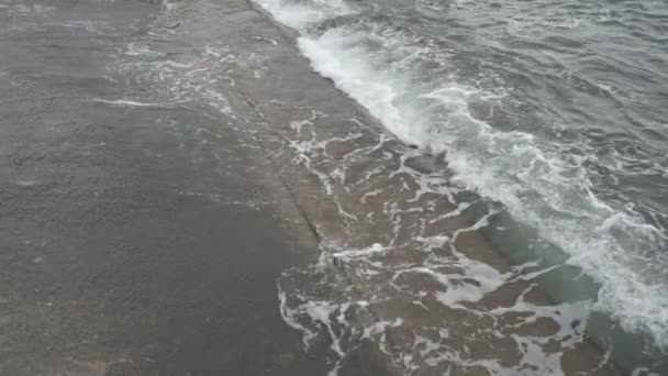 Wellen Der Küste Oder Pier Rückwärtsbewegung — Stockvideo