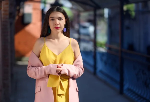 Retrato Outono Mulher Bonita Vestido Amarelo Blazer Rosa — Fotografia de Stock