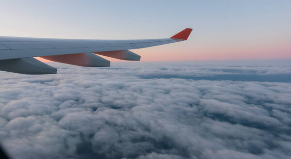 Крыло самолета на восходе солнца на высоте 11 км.