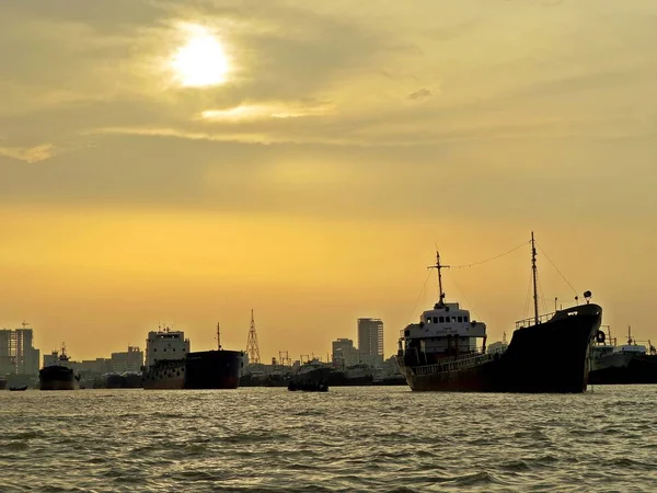 Puesta de sol sobre el puerto de Chittagong, Bangladesh — Foto de Stock