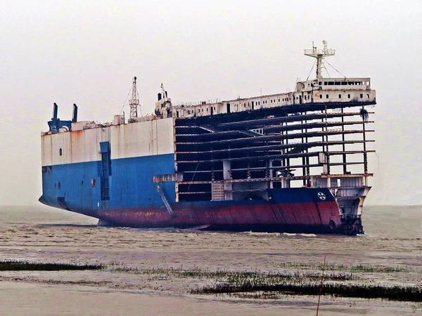 Σπάσιμο φορτηγού πλοίου κοντά στο Chittagong — Φωτογραφία Αρχείου