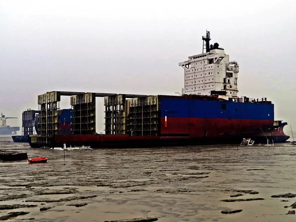 Breaking cargo vessel near Chittagong — Stock Photo, Image