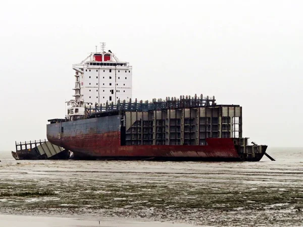 Ship breaking cargo vessel near Chittagong — Stock Photo, Image