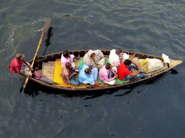 Dakka, Bangladeş'te Buriganga Nehri geçerken feribot tekne