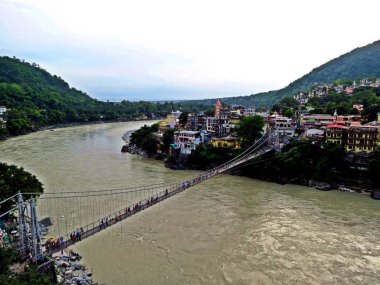 Köprü sadık Jhula Rishikesh, Hindistan'da kutsal Ganj nehri üstünden geçiyor.