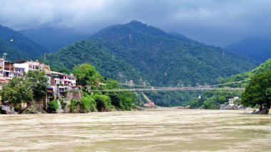 Köprü sadık Jhula Rishikesh, Hindistan'da kutsal Ganj nehri üstünden geçiyor.
