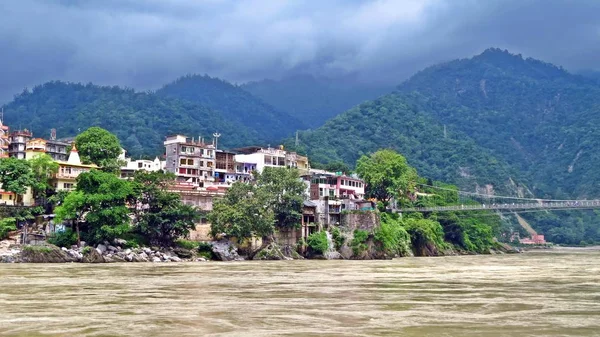 Köprü sadık Jhula Rishikesh, Hindistan'da kutsal Ganj nehri üstünden geçiyor.