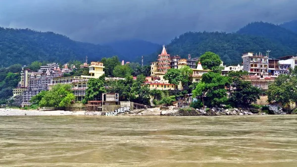 kutsal Ganj Nehri akar yalak güçlü Himalayalar ve Rishikesh yakınındaki Hint planları girer