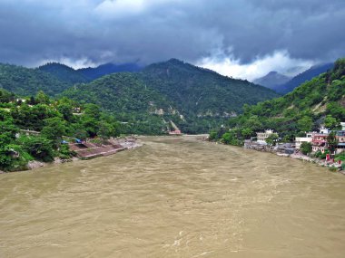 kutsal Ganj Nehri akar yalak güçlü Himalayalar ve Rishikesh yakınındaki Hint planları girer