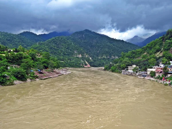 kutsal Ganj Nehri akar yalak güçlü Himalayalar ve Rishikesh yakınındaki Hint planları girer