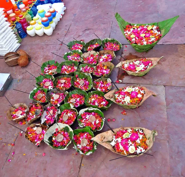 Cestas Flores Alineadas Para Tradicional Ganga Aarti Puja Ligera Haridwar —  Fotos de Stock