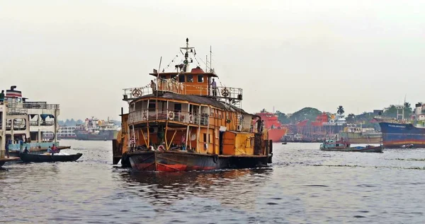 Roket raketimle steamers Bangladeş s nehirler Nahcivan beri seyahat ediyordum. Bugün var sadece dört solda hizmet ve kürekler Buhar yerine dizel tarafından desteklenmektedir.