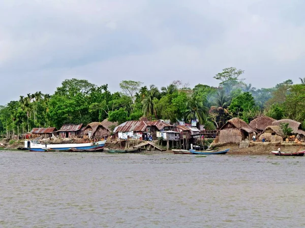 Orada bol boyunca küçük yerleşim yüzlerce su yolları Bangladeş