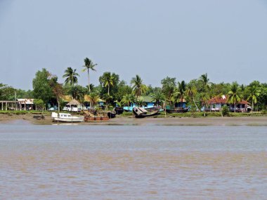Sunderbans orman, Bangladeş, suyolu boyunca yerel balıkçıların küçük yerleşim
