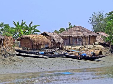 Sunderbans orman, Bangladeş, suyolu boyunca yerel balıkçıların küçük yerleşim