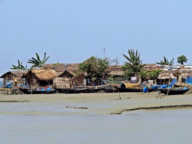 Sunderbans orman, Bangladeş, suyolu boyunca yerel balıkçıların küçük yerleşim