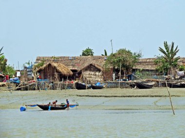 Sunderbans orman, Bangladeş, suyolu boyunca yerel balıkçıların küçük yerleşim