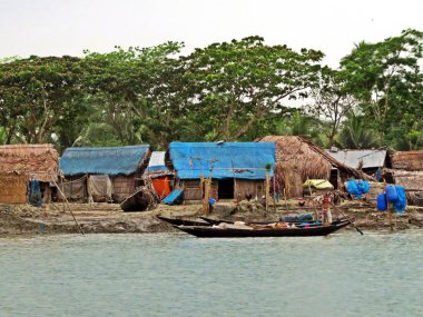 Sunderbans orman, Bangladeş, suyolu boyunca yerel balıkçıların küçük yerleşim