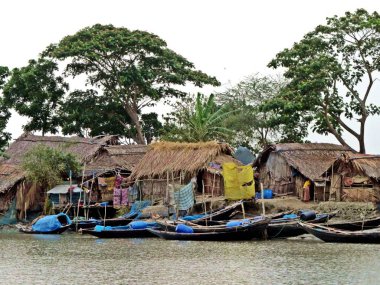 Sunderbans orman, Bangladeş, suyolu boyunca yerel balıkçıların küçük yerleşim
