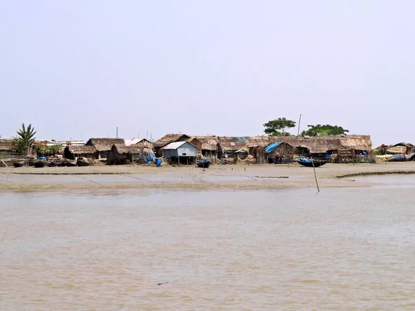 Sunderbans orman, Bangladeş, suyolu boyunca yerel balıkçıların küçük yerleşim