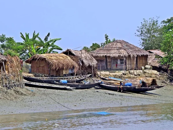 Sunderbans orman, Bangladeş, suyolu boyunca yerel balıkçıların küçük yerleşim