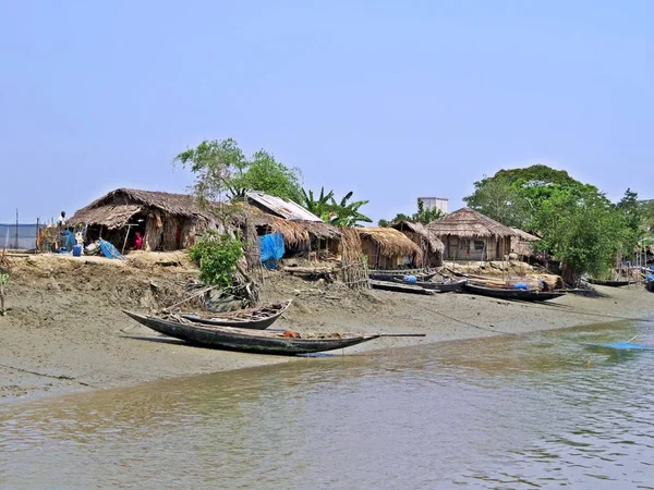 Sunderbans orman, Bangladeş, suyolu boyunca yerel balıkçıların küçük yerleşim