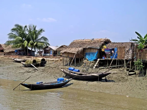 Sunderbans orman, Bangladeş, suyolu boyunca yerel balıkçıların küçük yerleşim