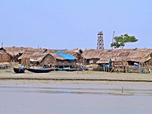 Sunderbans orman, Bangladeş, suyolu boyunca yerel balıkçıların küçük yerleşim