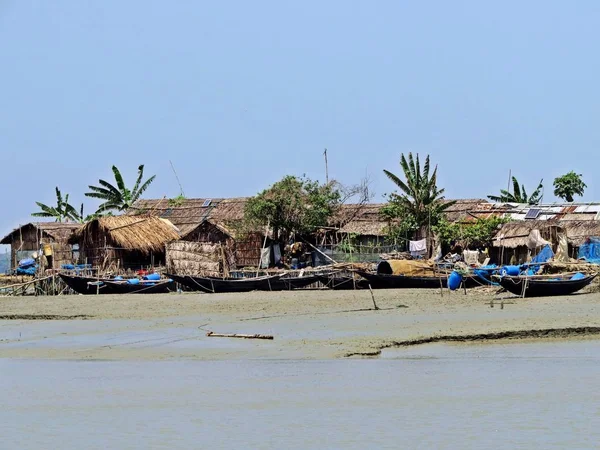 Sunderbans orman, Bangladeş, suyolu boyunca yerel balıkçıların küçük yerleşim