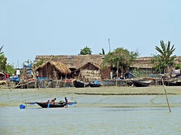 Sunderbans orman, Bangladeş, suyolu boyunca yerel balıkçıların küçük yerleşim