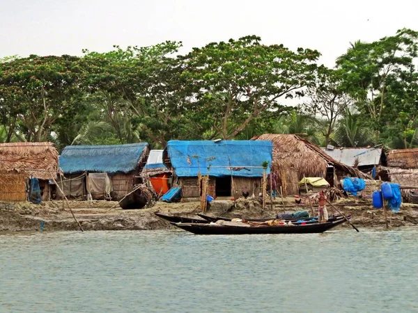 Sunderbans orman, Bangladeş, suyolu boyunca yerel balıkçıların küçük yerleşim