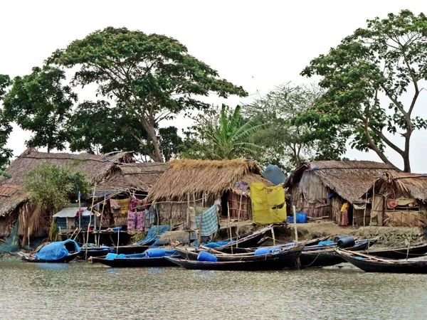 Sunderbans orman, Bangladeş, suyolu boyunca yerel balıkçıların küçük yerleşim