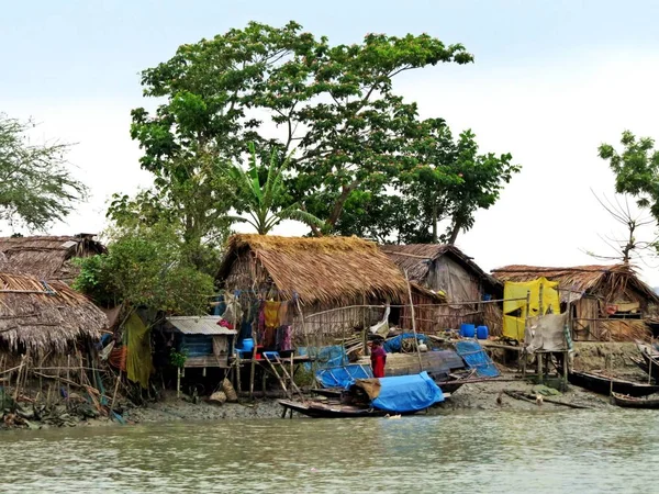 Sunderbans orman, Bangladeş, suyolu boyunca yerel balıkçıların küçük yerleşim