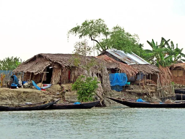 Sunderbans orman, Bangladeş, suyolu boyunca yerel balıkçıların küçük yerleşim