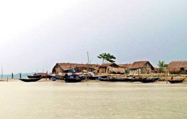 Sunderbans orman, Bangladeş, suyolu boyunca yerel balıkçıların küçük yerleşim