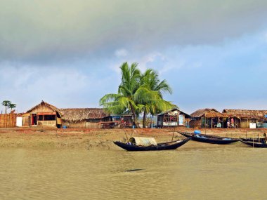 Sunderbans orman, Bangladeş, suyolu boyunca yerel balıkçıların küçük yerleşim