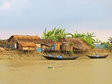 Sunderbans orman, Bangladeş, suyolu boyunca yerel balıkçıların küçük yerleşim