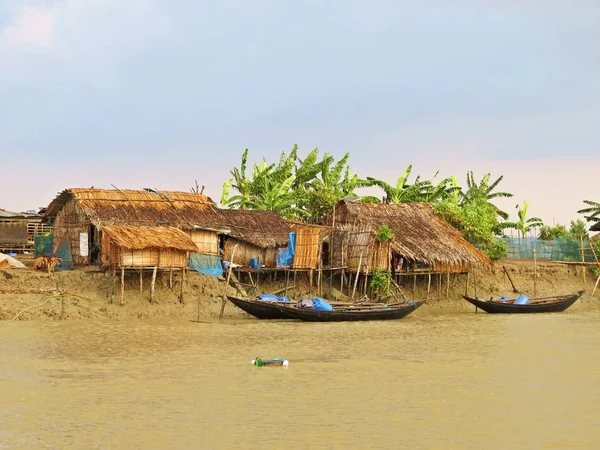 Sunderbans orman, Bangladeş, suyolu boyunca yerel balıkçıların küçük yerleşim