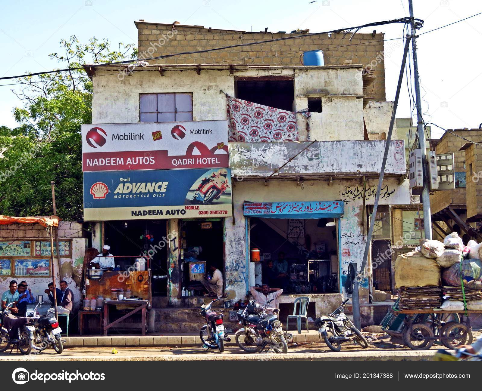 巴基斯坦卡拉奇街头的地方摊档—— 库存社论照片© mortenrochssare #201347388